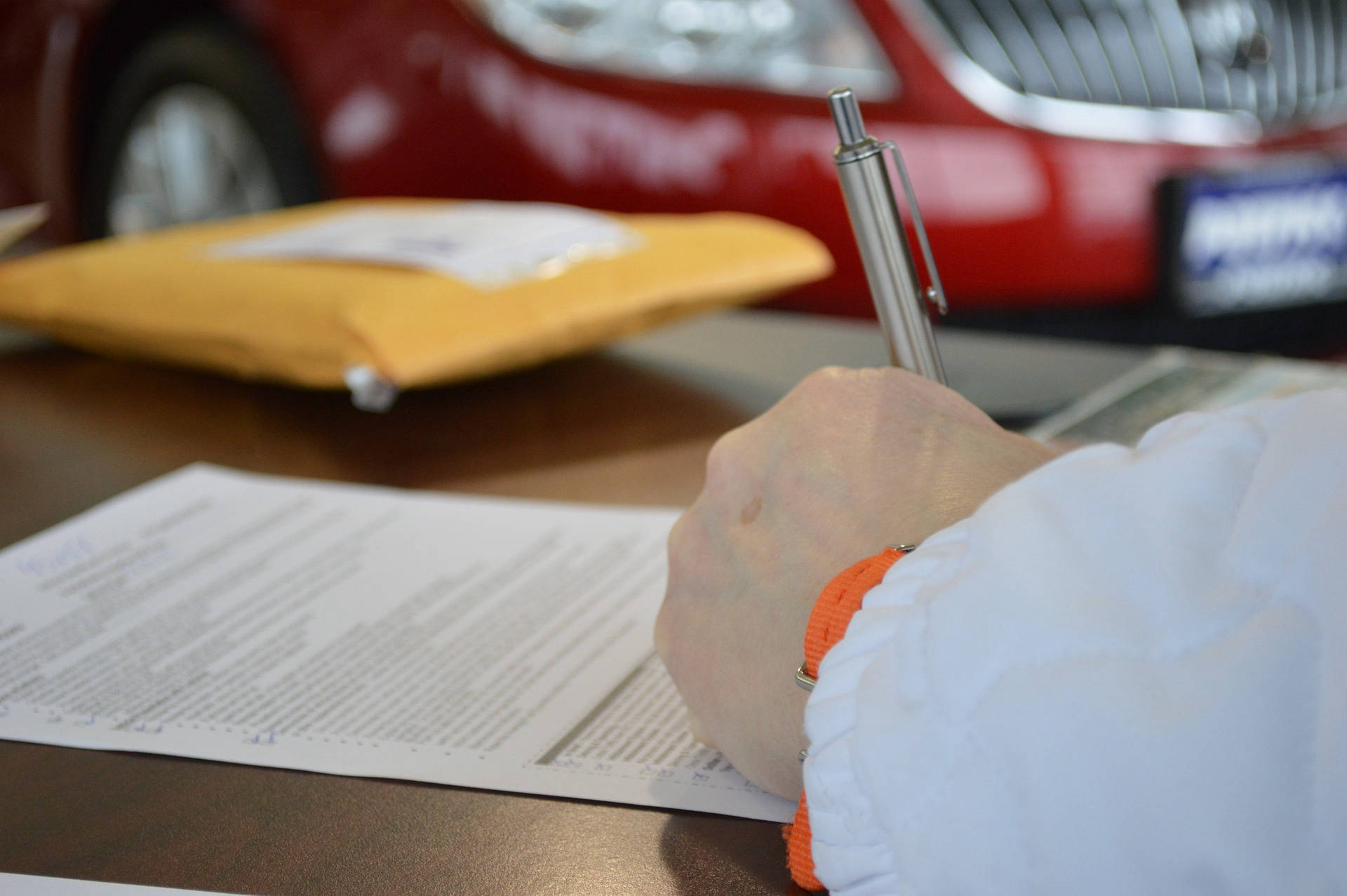 main-qui-signe-un-contrat